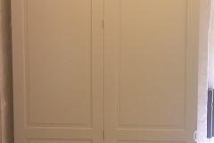 Skabet lukket med 2 døre.