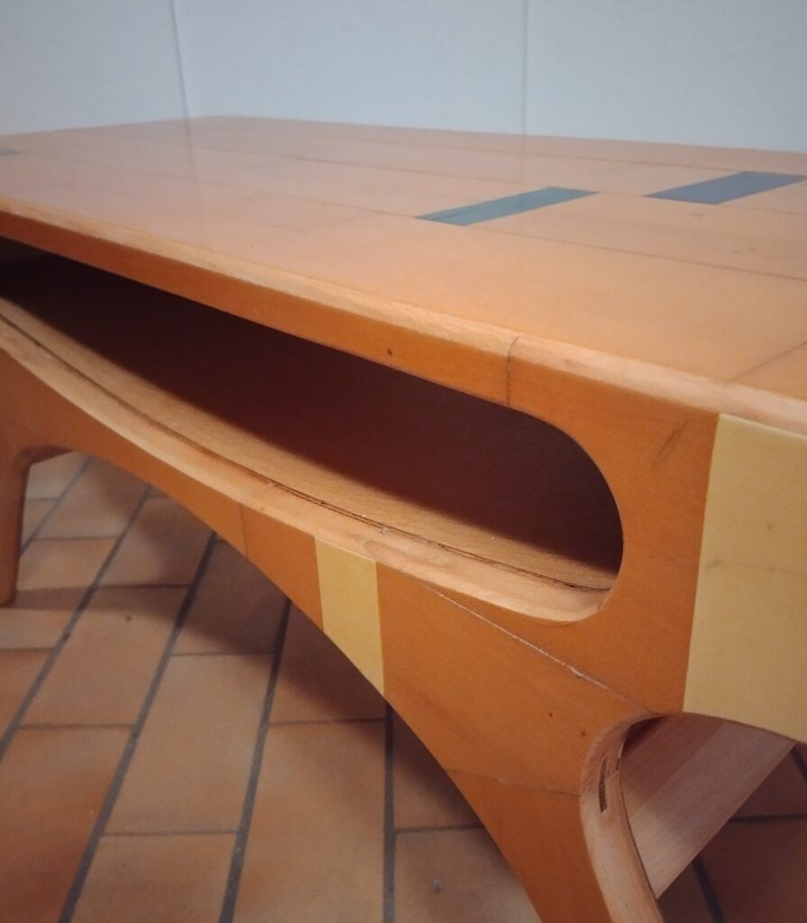 Nærbillede af sofabord med bladhylde formet som smily gl. gulvbrædder Galten Hallen